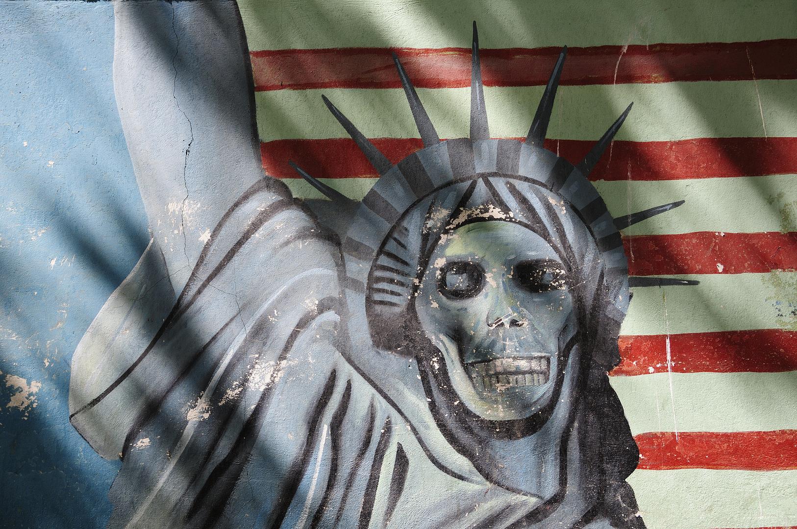Anti-US mural on the former US embassy in Tehran