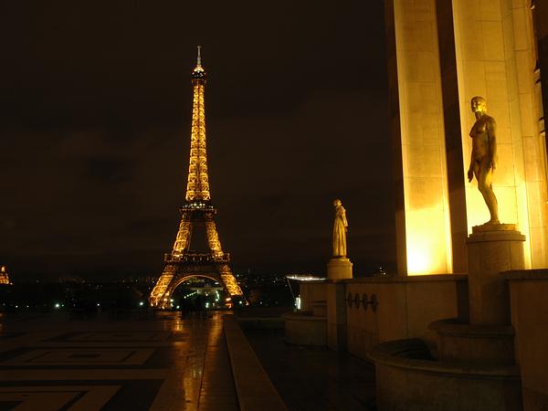 Ladies guarding the Eiffel tower